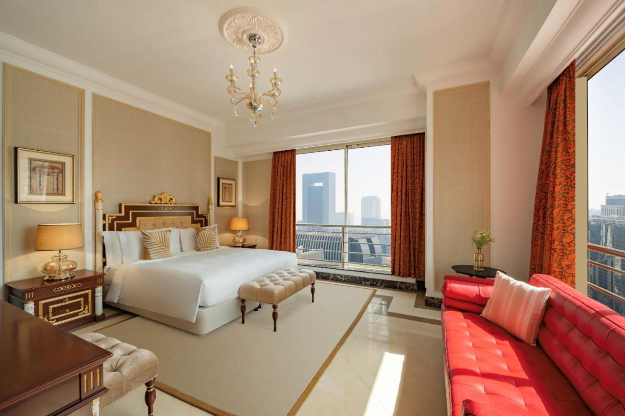 Dusit Hotel & Suites - Doha Eksteriør billede A bedroom at the Jumeirah Emirates Towers Hotel