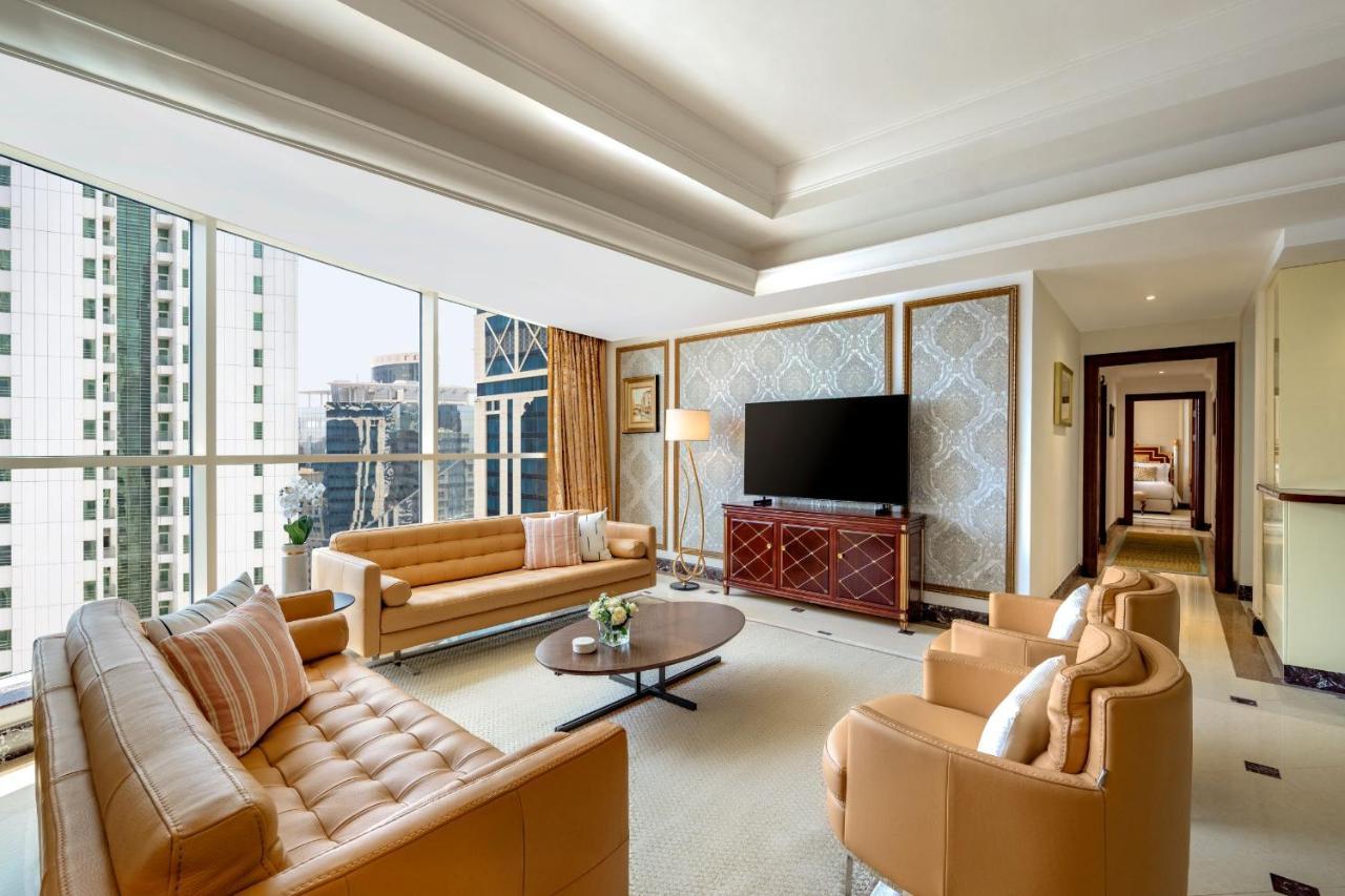 Dusit Hotel & Suites - Doha Eksteriør billede A living room in a suite at the hotel