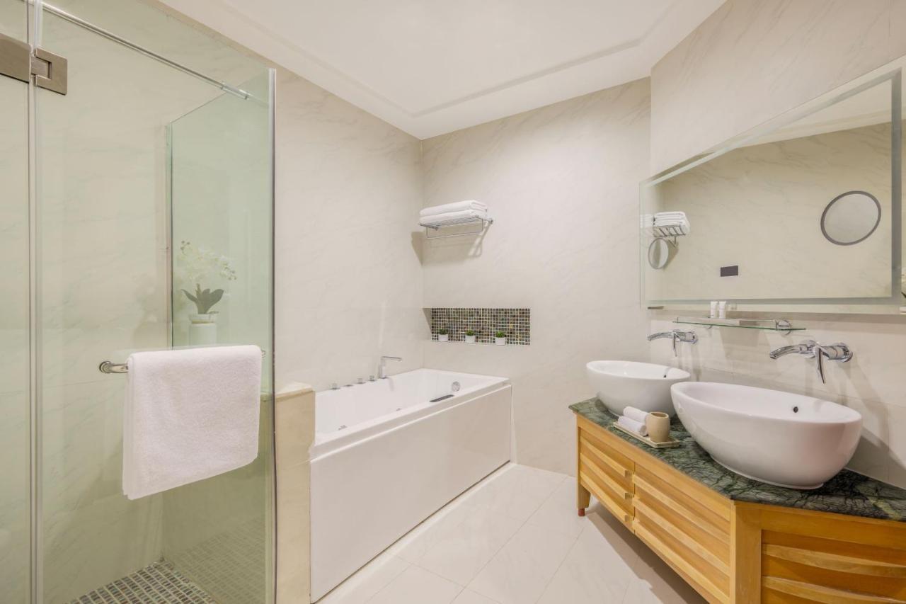 Dusit Hotel & Suites - Doha Eksteriør billede A modern bathroom