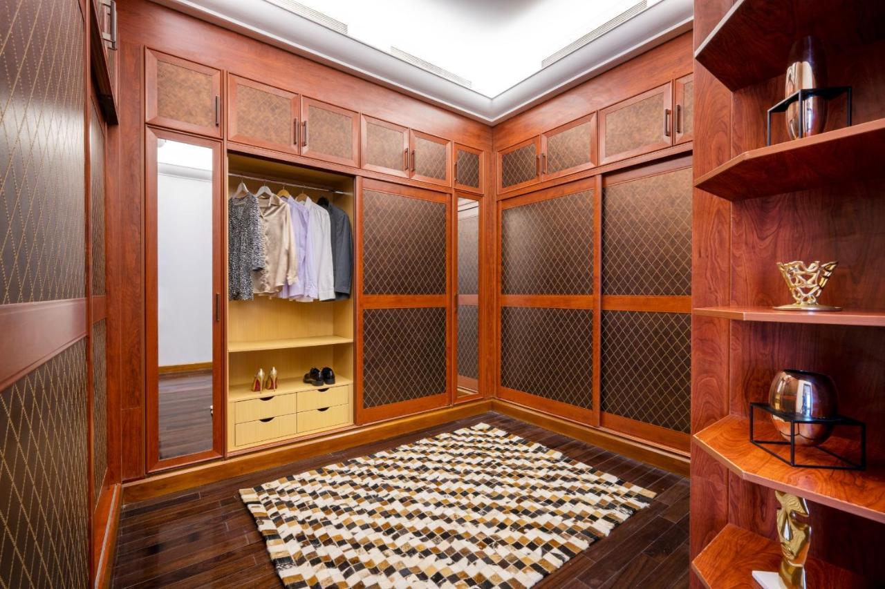 Dusit Hotel & Suites - Doha Eksteriør billede A walk-in closet