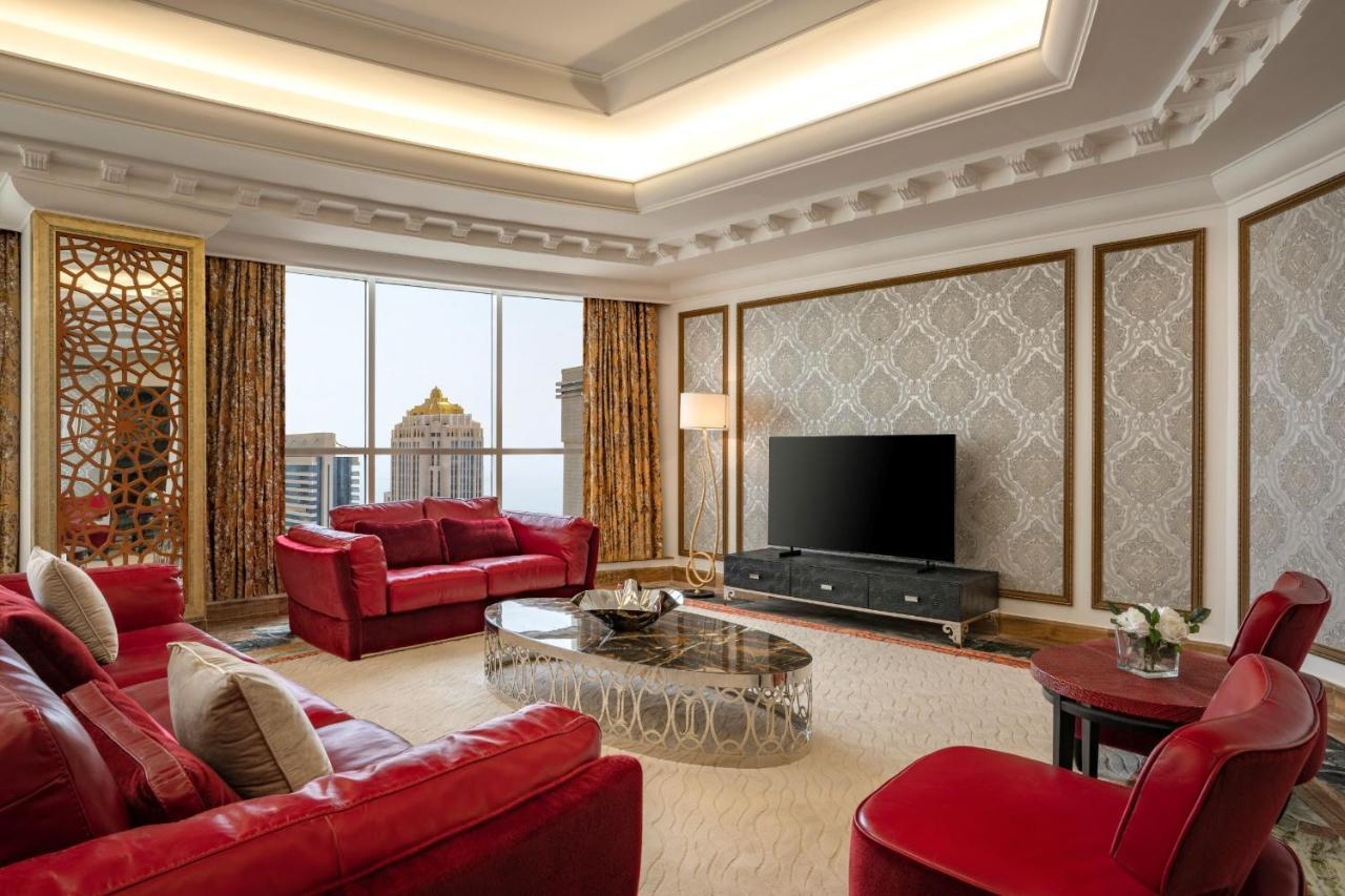 Dusit Hotel & Suites - Doha Eksteriør billede A living room in a suite at the Ritz-Carlton, DIFC